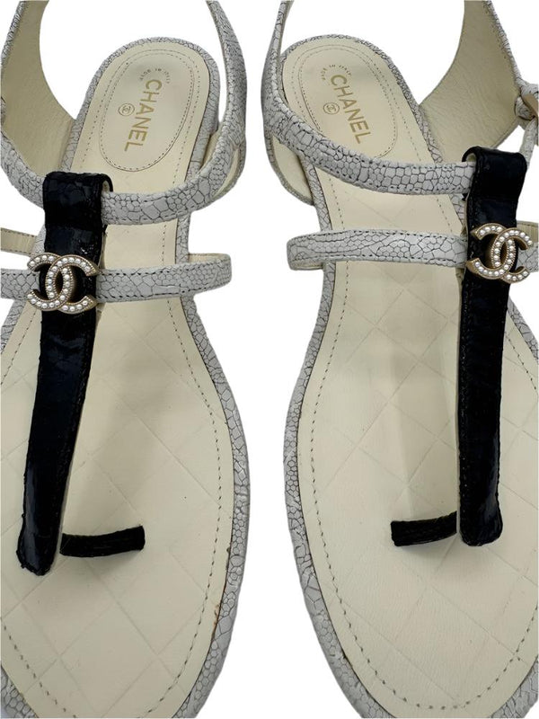CHANEL White Black Stingray Interlocking CC Logo Leather T Strap Sandals Sz. 39.5