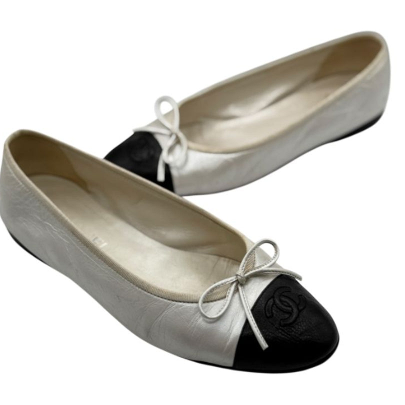 Chanel Ivory Leather Ballet Flats with Black CC Cap Toe – Size 39