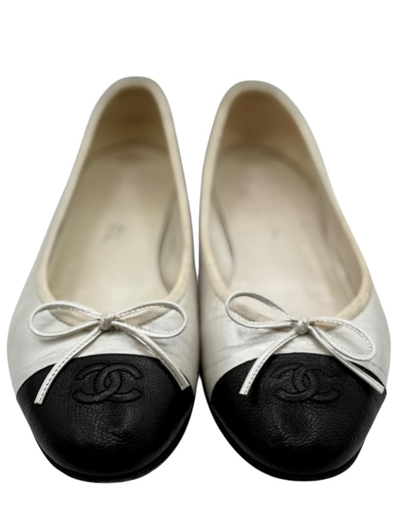 Chanel Ivory Leather Ballet Flats with Black CC Cap Toe – Size 39