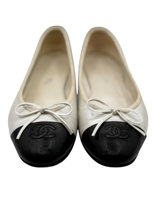 Chanel Ivory Leather Ballet Flats with Black CC Cap Toe – Size 39