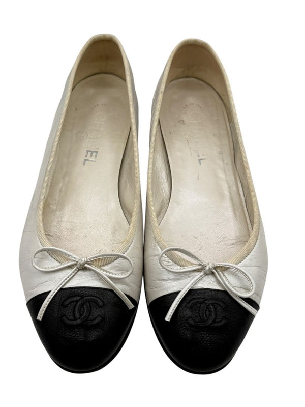 Chanel Ivory Leather Ballet Flats with Black CC Cap Toe – Size 39