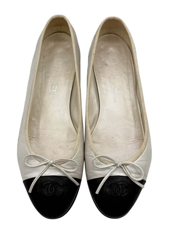 Chanel Ivory Leather Ballet Flats with Black CC Cap Toe – Size 39