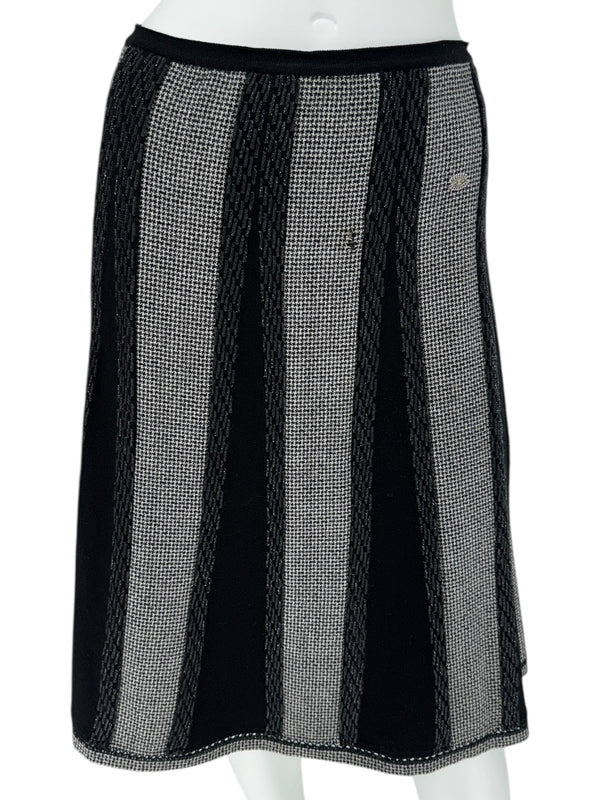 Chanel Black & White Textured Knit Skirt – 05A Collection – Size 46