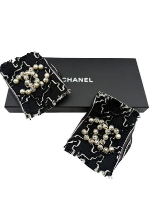 Chanel Pearl-Embellished Tweed & Leather Cutoff Gloves – Size 7.5
