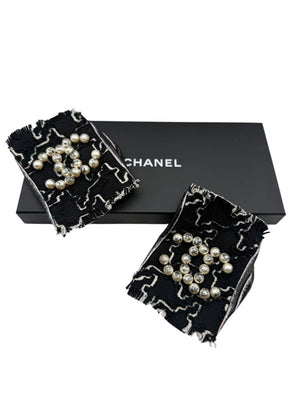 Chanel Pearl-Embellished Tweed & Leather Cutoff Gloves – Size 7.5